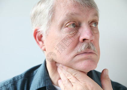 喉咙或颈部疼痛的老人图片