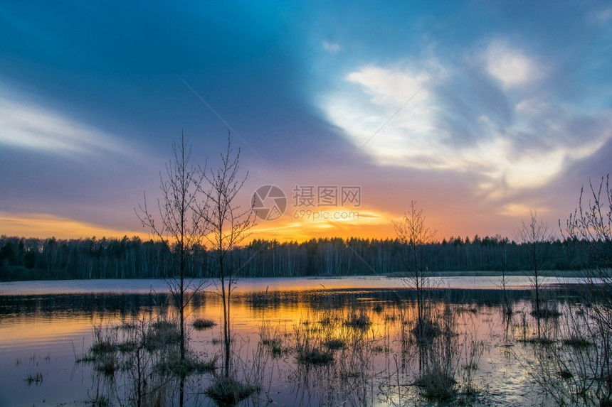 阳光俄罗斯中部小森林湖的美丽橙色日落位于俄罗斯中部天空海岸图片