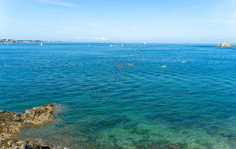 夏季法国海岸潮水期间的和游艇地平线落下假期背景图片