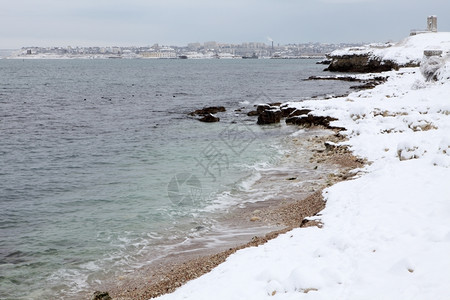 岩石海岸冬天的滨支撑图片