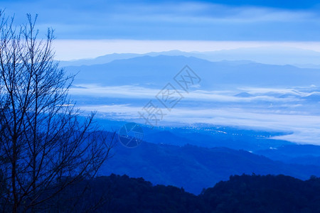 蓝色的山间薄雾景观图片
