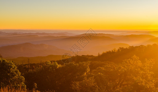山顶的日出图片