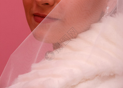 庆典放女新娘的近身贴上面纱女人的脸透过白丝织物图片