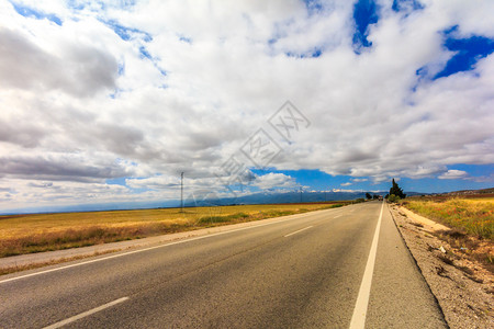 山间的公路和云朵图片