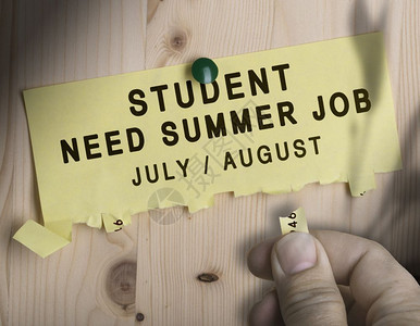 与文字系学生不同他们需要暑假工作而不是木制背景夏季工作节搜索七月离开广告背景图片