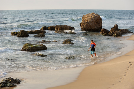 水泡沫以色列南部地中海沿岸靠近以色列阿什凯伦市地中海沿岸岩石图片