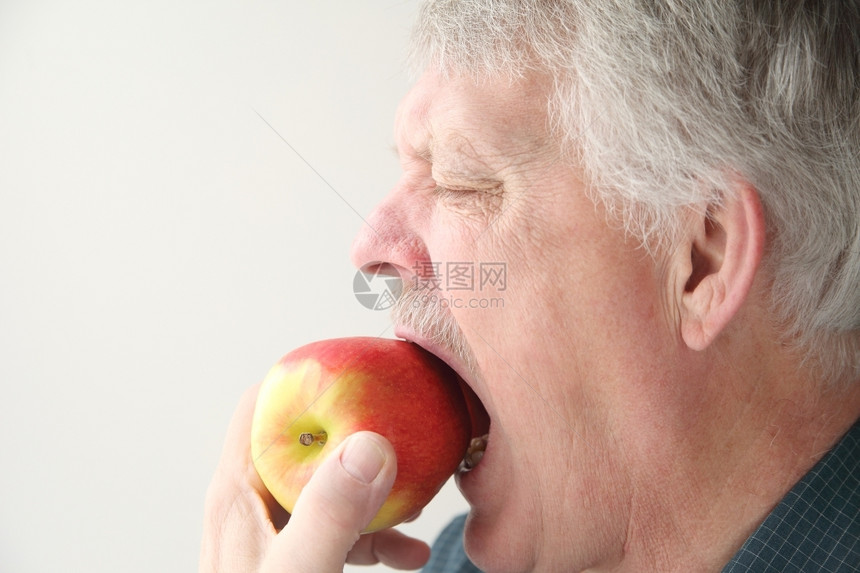 吃苹果的爷爷图片