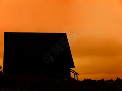 夜里乡下房屋的轮廓橙村庄神秘图片
