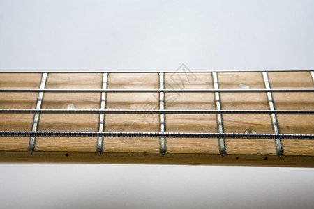 木制的磨损老配有四弦低音吉他图片