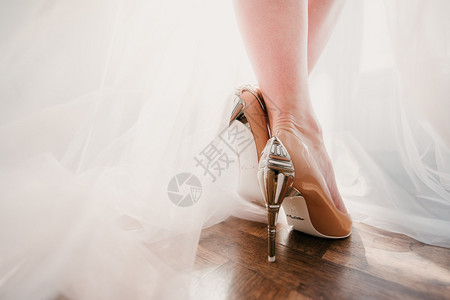 新娘脚上的婚鞋图片
