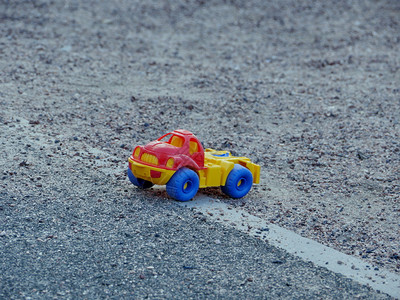 游戏沙坑丰富多彩的公路塑料玩具卡车中的多彩型塑料玩具卡车图片