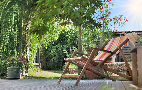 夏季在绿色花园的木梯子上休息椅绿化自然休息室图片