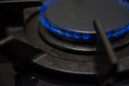 蓝色的热火焰燃煤气炉灶图片