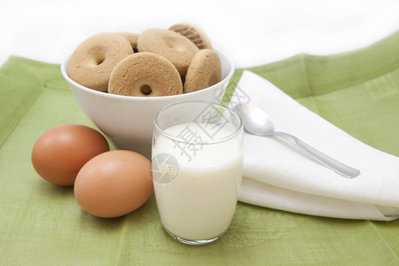 早期的品尝餐配有新鲜鸡蛋饼干和牛奶饥饿的图片