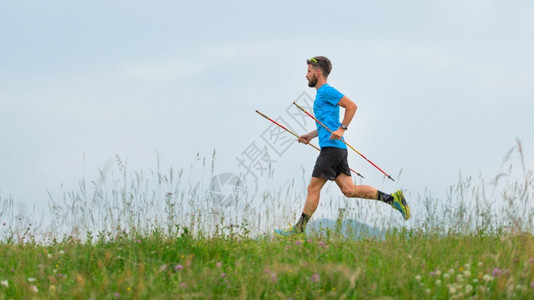 山顶跑步的男运动员图片