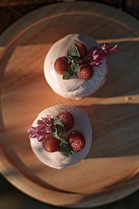 甜的糕点草莓土制水果蛋糕带有松莓水果蛋糕和图片
