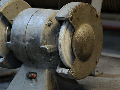 目的机器车间用旧磨利机的车轮图片