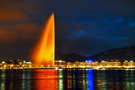 城市的喷泉夜景图片