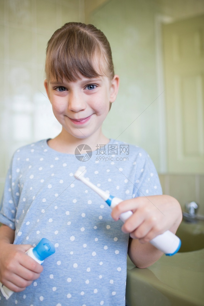牙科健康洗刷的浴室女青年齿图片