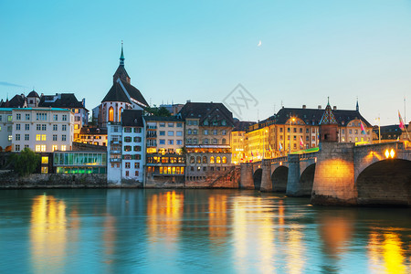 历史瑞士的巴塞尔城市景色晚上在瑞士莱茵河建筑学背景