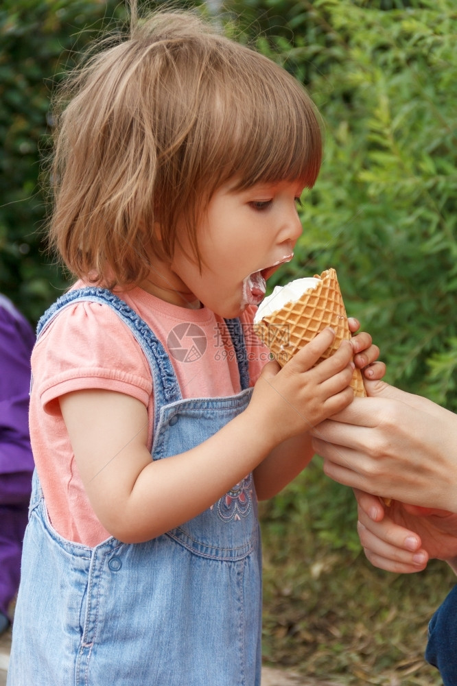 吃冰激凌的小女孩图片