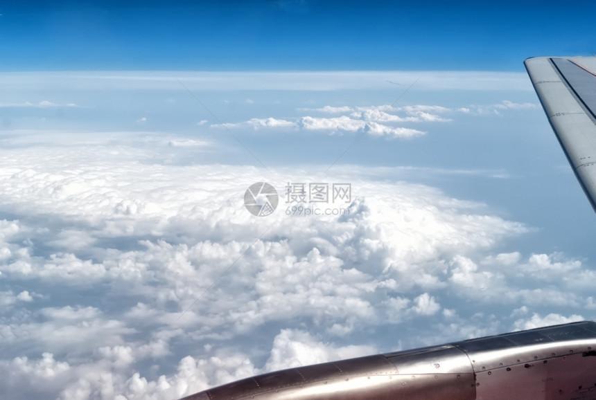 蓝云中的飞机翅膀平流层白色的蓝图片