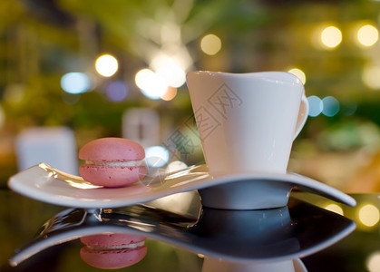 法国传统的茶和马卡罗翁在桌子上马卡龙图片