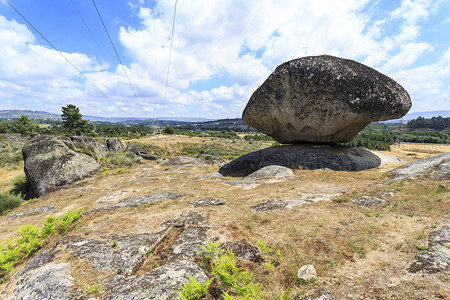 钟环绕在葡萄牙BeiraAlta的CeloricodaBeira附近一个邪灵包围着它周的神秘花岗岩巨石称为贝尔斯通或Penedo图片