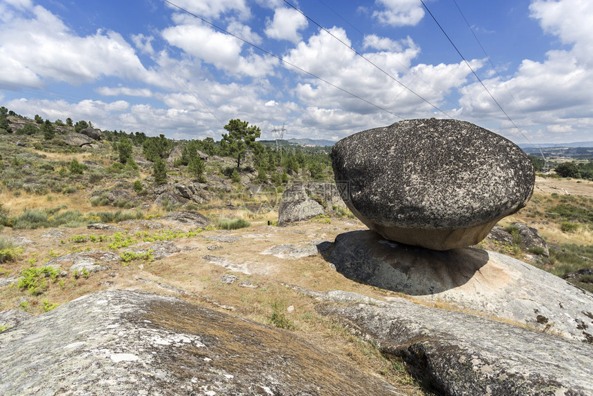 哪一个经过环绕在葡萄牙BeiraAlta的CeloricodaBeira附近一个邪灵包围着它周的神秘花岗岩巨石称为贝尔斯通或Pe图片