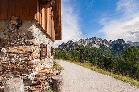 山顶的小屋和道路图片