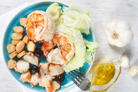 一种美味虾沙拉在蓝色盘子上甘巴斯食物图片