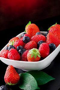 碗里新鲜的水果和蓝莓图片