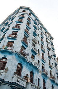 中央阳台古巴哈瓦那的一栋蓝色公寓楼房屋背景图片