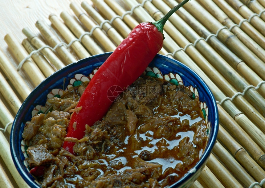 盘子制作一顿饭用猪肉和血制成的菲律宾杜努甘炖菜图片
