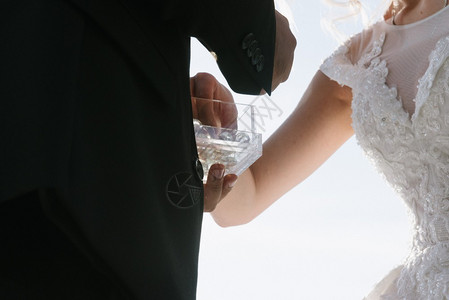 新娘新郎婚礼上交换戒指背景图片