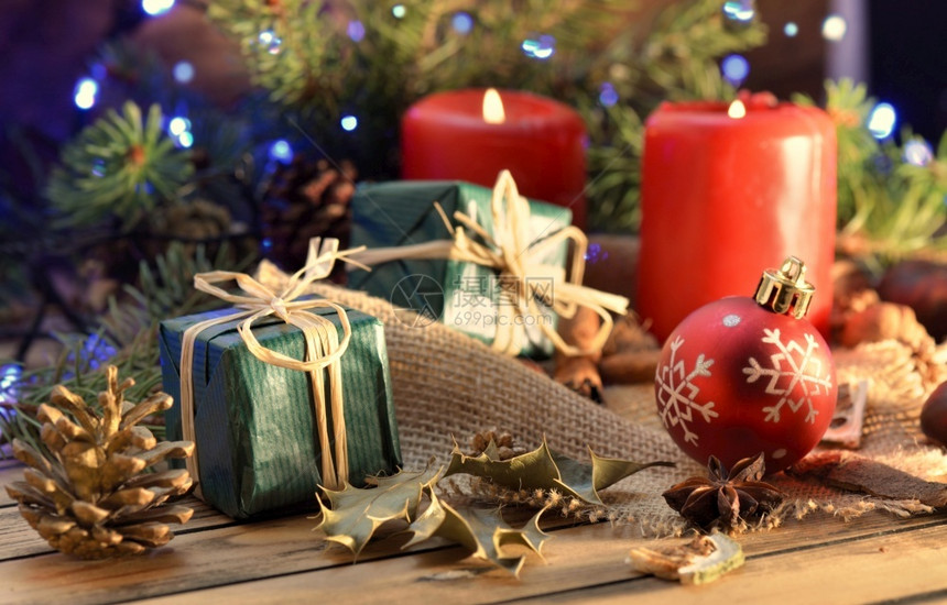 火焰冬天木桌上的传统圣诞装饰配有蜡烛和礼品盒灯光背景木桌上的传统圣诞装饰配有蜡烛和礼品盒冷杉图片