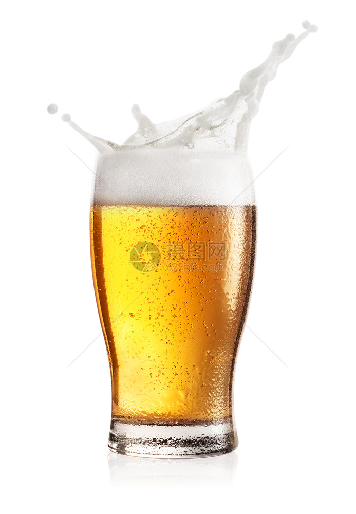 气泡麦酒蒸汽杯轻啤在白色背景上隔离喷洒蒸汽杯轻啤酒喷洒吧图片