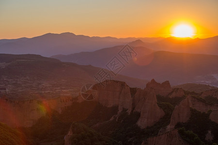 阳光和山间美景图片