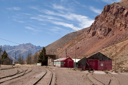 山底的铁路和蓝天背景图片
