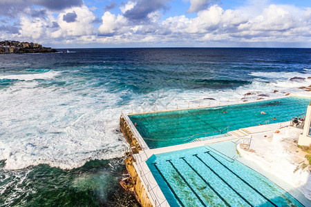 邦迪浴场俯瞰大海邦迪滩新南威尔士州澳大利亚海伦云晴天图片