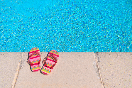 游泳池旁多彩条纹拖鞋图片