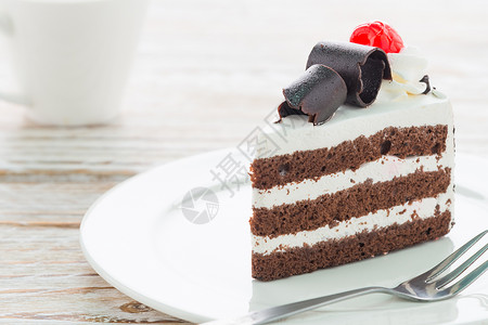 黑森林蛋糕色的甜盘子图片
