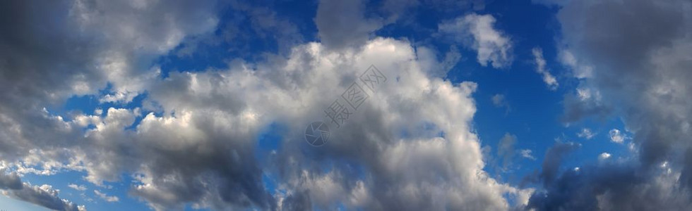 沉淀高的多云覆盖天幕全景背图片