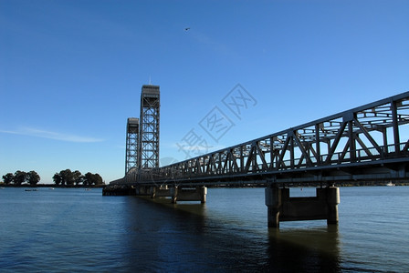 加利福尼亚州里约维斯塔萨克拉门托河上的吊桥清除交通路图片