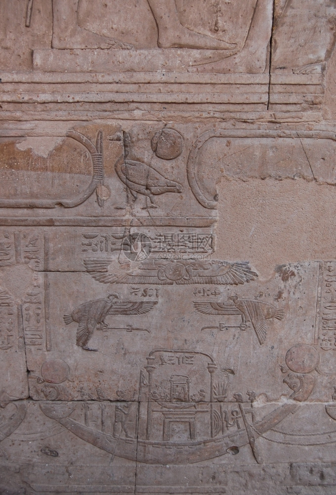 古老的埃及爱德福寺墙上的古埃及雕刻人游客图片