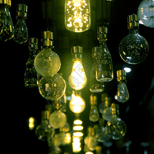 钨电灯泡在天花板上装饰LED灯泡明亮的图片