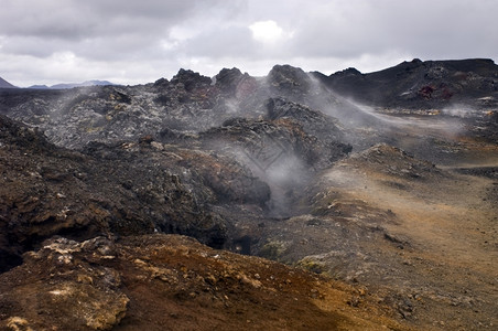 热的地喀拉夫系统中活跃的火山裂缝周围环绕着1984年喷发的热岩浆烟图片