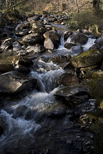 苏格兰Kinlochard森林中美丽的瀑布景观水河图片