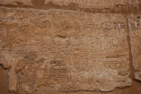旅游埃及在卢克索寺墙上的埃及救济象形文字古老的图片