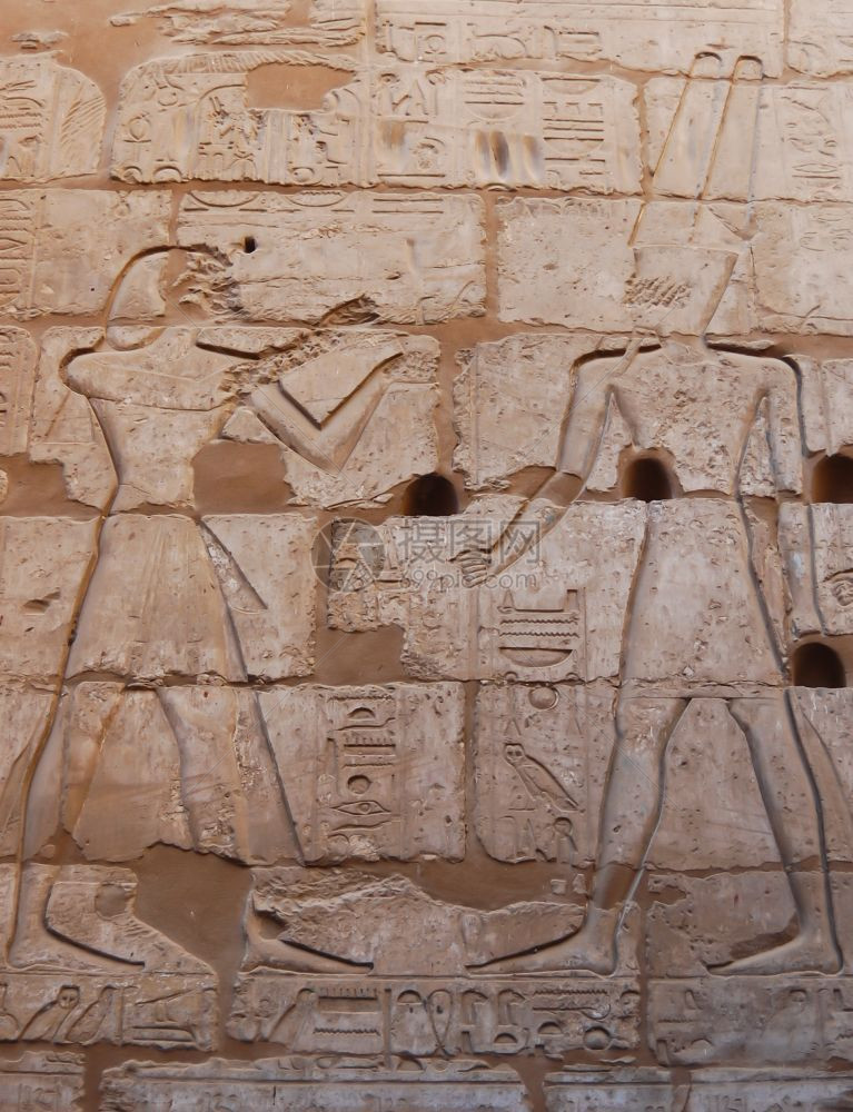 埃及卢克索神庙的救济寺庙游客墙图片